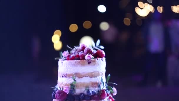 Big wedding cake with strawberries — Stock Video