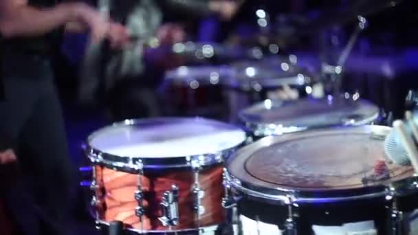 Музыканты играют на барабанах — стоковое видео