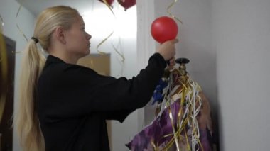 Kız bir balon açılırsa