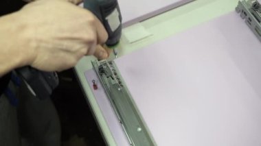 İçinde vida çalışma ayrıntı ekler