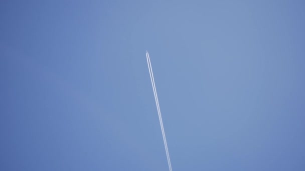 Plume desde el avión en el cielo — Vídeos de Stock