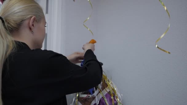Flicka blåser upp en ballong — Stockvideo