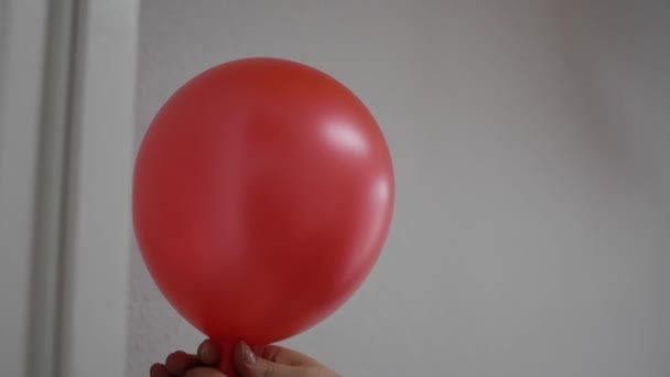 Κορίτσι φουσκώνει ένα μπαλόνι — Αρχείο Βίντεο