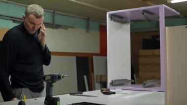 İş telefonla müşteri ile iletişim kurar