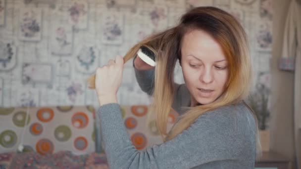 Mädchen kämmt ihre Haare — Stockvideo