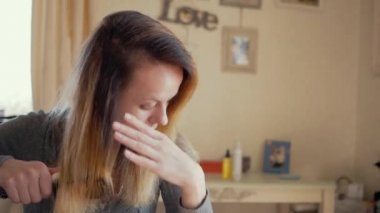 Kız onu saç tarama