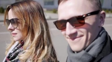 Şehrin etrafında yürüyüş severler.