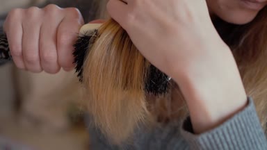 Kız onu saç tarama