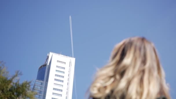 Girl looks at aircraft in the sky — Stock Video