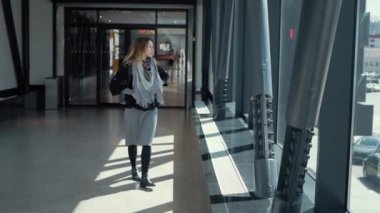 Kız telefonunu damla