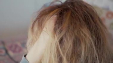 Kız bir köpük saç şekillendirme için kullanır.