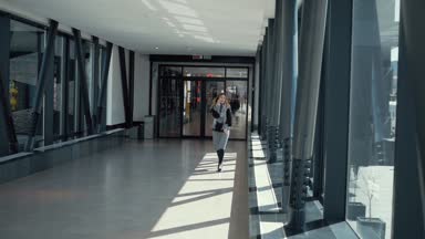 Kız telefonunu damla