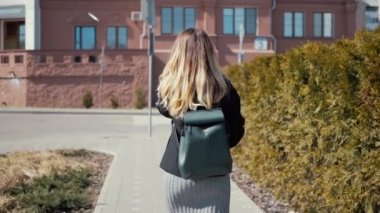 Esmer şehir etrafında yürür.