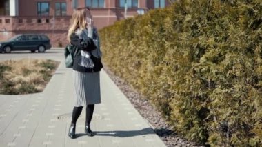 Kız şehirde bir yol arıyor.