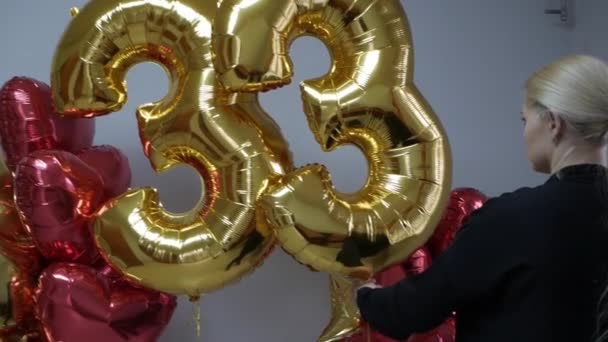 Menina infla um balão — Vídeo de Stock