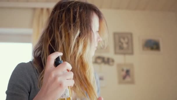 Mädchen kümmert sich um ihre Haare — Stockvideo