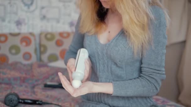 Mädchen verwendet ein Mousse für Haarstyling — Stockvideo