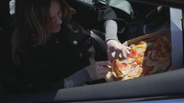 Girl eats pizza machine — Stock Video