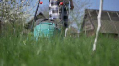 Çim biçme makinesi adam ve onun çim.