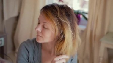 Kız onu saç tarama