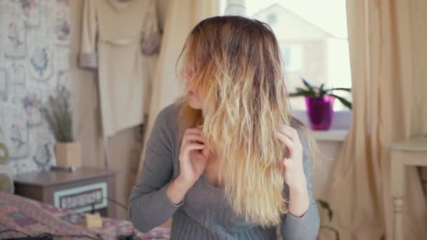 Meisje verzorgt haar haren — Stockvideo