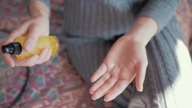 Kız onun saç ilgilenir