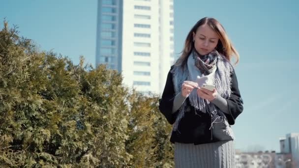 A menina está procurando uma maneira na cidade . — Vídeo de Stock