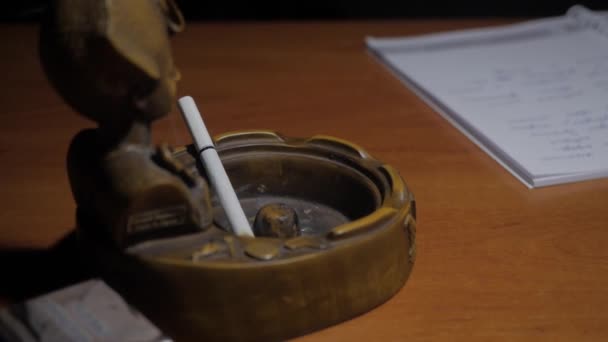 Сигарета в попільничці і колючій — стокове відео