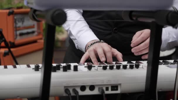 Un musicista suona musica su un pianoforte elettronico — Video Stock