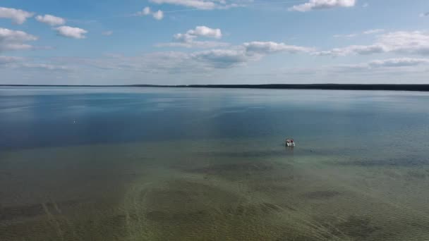 Speedboat flyter snabbt på vattenytan — Stockvideo