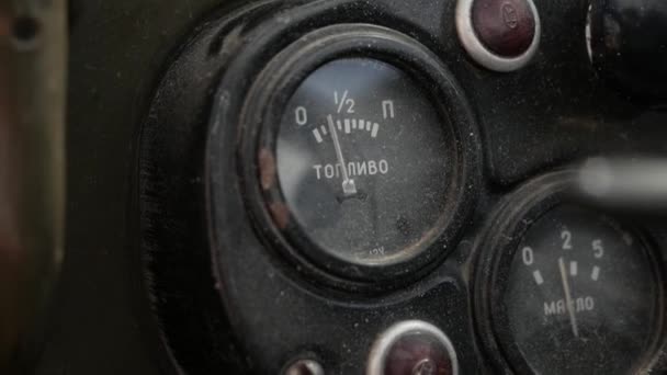Utsikten över instrumentbrädan på en veteranbil — Stockvideo