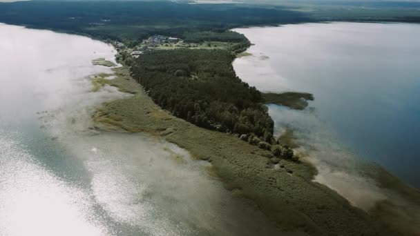 Video drone aereo su un fondale naturale in mezzo al lago — Video Stock