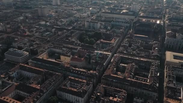 Let dronem nad centrem Turína v Itálii — Stock video