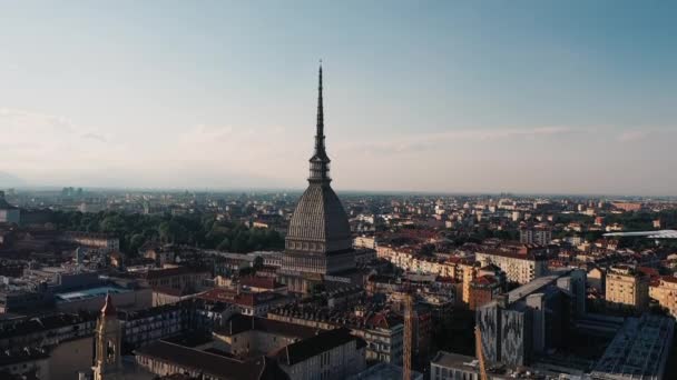 Vol par drone au-dessus du centre de Turin en Italie — Video