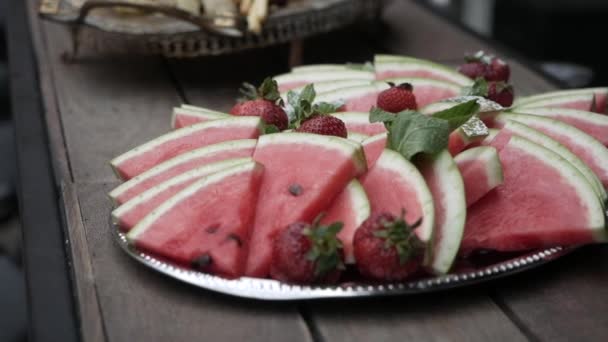 Lindas fatias de melancia na mesa do buffet — Vídeo de Stock