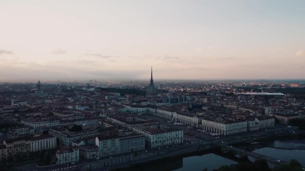 Drohnenflug über dem Zentrum von Turin in Italien — Stockvideo