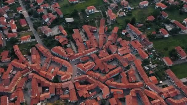 Drone vliegt over middeleeuwse stad in Italië — Stockvideo