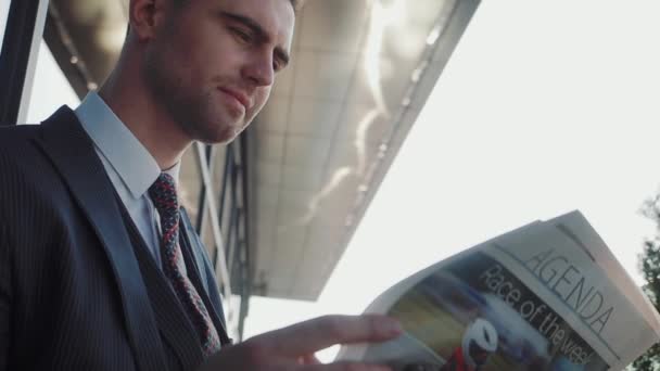 El hombre de negocios leyendo el periódico — Vídeos de Stock