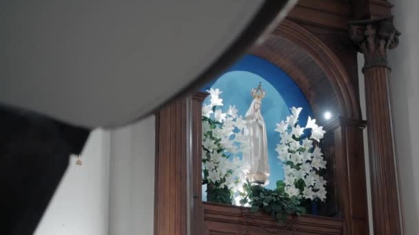 Standbeeld van de maagd Maria in de kerk — Stockvideo