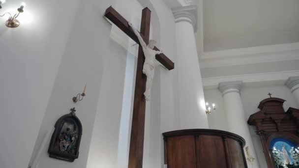 Статуя Ісуса в церкві. — стокове відео
