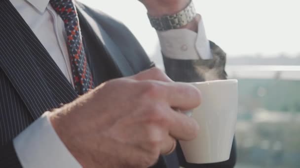 Uomo d'affari parla al telefono e beve caffè . — Video Stock