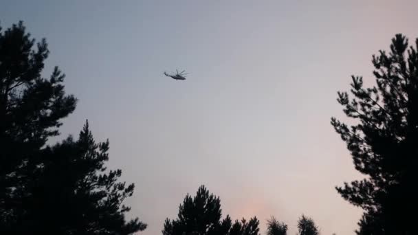 Helicóptero de carga voa alto no céu — Vídeo de Stock