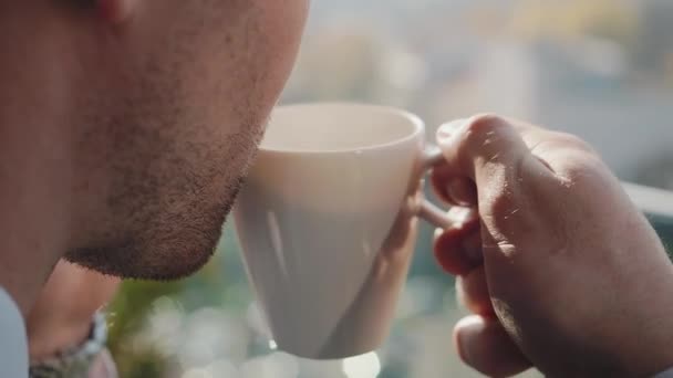 Obchodník mluví po telefonu a pije kávu. — Stock video