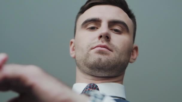 Ein Mann in Businesskleidung trägt eine Armbanduhr — Stockvideo