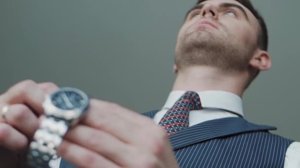 Muž v obchodních šatech nosí náramkové hodinky — Stock video