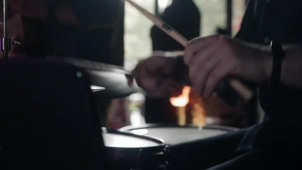 Baterista ativamente toca música na bateria — Vídeo de Stock