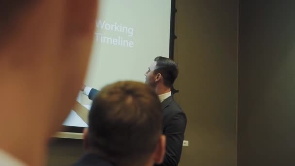 Empresário realiza uma apresentação para o público — Vídeo de Stock