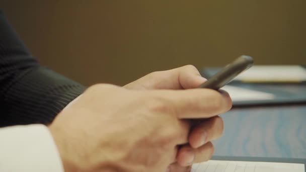 Mužské prsty tisknout zprávu na smartphone — Stock video
