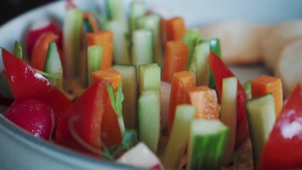 Vista de close-up de salada de legumes mediterrânea — Vídeo de Stock