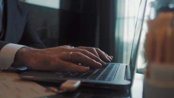 Erkek parmakları dizüstü bilgisayarın klavyesine basılır — Stok video